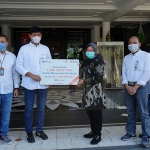 Wali Kota Surabaya, Tri Rismaharini saat menerima bantuan berupa 1.016 Test PCR dari PT Bank Negara Indonesia (Persero) Tbk atau BNI di Halaman Balai Kota Surabaya, Jumat (11/9/2020). (foto: ist).