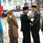 Sertifikat penghargaan langsung diserahkan ke Wabup Timbul oleh Gubenur Soekarwo.