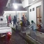 Belasan nelayan andon yang digiring ke wisma atlet untuk karantina, Sabtu (28/3) malam.