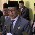 Kholilurahman, Bupati Pamekasan saat memberi keterangan kepada awak media