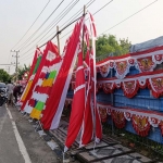 Salah satu pedagang pernak-pernik kemerdekaan yang membuka lapak sederhana di trotoar Jalan HOS Cokroaminoto, Kecamatan Bojonegoro Kota. Foto: JOKO KUNCORO/ BANGSAONLINE