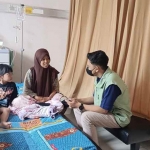 Salah satu peserta JKN dari Kediri, Furi Nihayatus Sholihah (tengah), saat berbincang dengan petugas. (Ist)