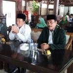 RAPATKAN BARISAN: Bupati Gresik Sambari HR bersama Wakil Ketua DPC PKB Gresik, Moh. Qosim saat pembukaan Muskercab II PKB. foto: syuhud/ BANGSAONLINE