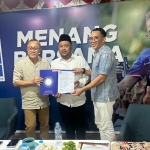 Ketum PAN Zulhas (kanan) menyerahkan SK Rekom kepada Gus Yani
