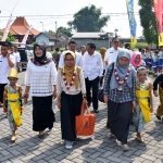 Anak-anak Mojokerto yang menyuguhkan atraksi tarian menyambut kedatangan rombongan tim Kementerian PPPA. 
