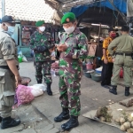 Petugas saat mem-back up penutupan Pasar Krempyeng. foto: SYUHUD/ BANGSAONLINE