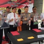 Kapolres Blitar AKBP Budi Hermanto merilis ungkap kasus penggerebekan rumah karaoke plus-plus di mapolres setempat, Selasa (17/12/2019).