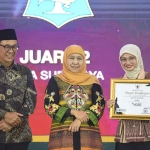 Wali Kota Kediri (pegang piagam) bersama Gubernur Khofifah dan Kepala KPwBI Jatim. Foto: Ist 