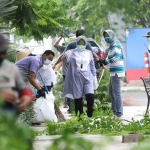 Wali Kota Risma meninjau perantingan di Jalan Raya Darmo.