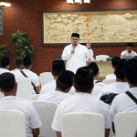 Calon Bupati Kediri nomor urut 2 Hanindhito Himawan Pramana saat memberi sambutan di hadapan kader muda NU. Foto: Ist.