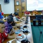 Asisten I, Tursilo Harijogi ketika berdialog dengan pejabat Pemkab Semarang. foto: syuhud/ BANGSAONLINE
