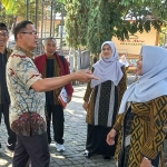 Kepala Disdik Jatim, Aries Agung Paewai, saat sidak ke SMAN 2 Kota Batu.