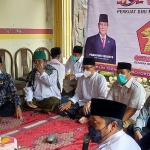 Gus Firjaun (baju putih berkacamata) saat menghadiri peringatan HUT ke-13 Partai Gerindra di DPC Gerindra Jember.