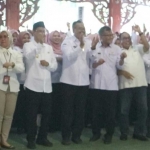 Ratusan tenaga kesehatan saat goyang oke gas sebelum dilantik sebagai PPPK di Mandhapa Ronggosukowati Pamekasan.