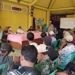 Warga Watuagung, Kramat, dan Tanjungwidoro, Kecamatan Bungah saat dialog dengan perwakilan JIIPE. foto: SYUHUD/ BANGSAONLINE