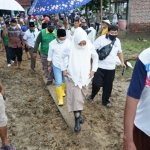 Dokter Ikhfina dan Gus Barra saat terjun langsung memberi bantuan paket sembako ke wilayah terdampak banjir di Dawarblandong.