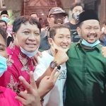 Gus Yani (dua dari kiri) bersama para pendukung usai ditetapkan sebagai pemenang Pilkada Gresik 2020. foto: ist.