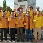 Pengurus MKGR Jatim dan Gresik usai tabur bunga di TMP Surabaya. foto: ist.