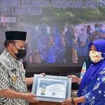 Bupati Fadeli saat menyerahkan penghargaan kepada PPKBD berprestasi. (foto: ist)