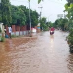 Banjir yang tejadi di Ujungpangkah setelah seharian diguyur hujan deras. foto: SYUHUD/ BANGSAONLINE