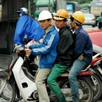 Pekerja asing saat hendak berangkat ke tempat kerja. foto: ilustrasi