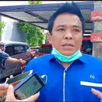 Ketua PWI Kediri, Mega Wulandari, saat memberi keterangan di depan kantor PWI Kediri. 