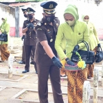 Kajari Ponorogo, Khunaini Al Humami saat berziarah di Makam Pahlawan. (foto: ist).