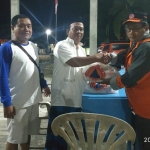 Kepala BPBD Gresik Tarso Sagito menyerahkan bantuan korban banjir di Desa Morowudi, Cerme. foto: SYUHUD A/ BANGSAONLINE