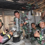 Satgas TMMD ke-106 Kodim 0818 di Desa Kedungsalam sedang menikmati ubi rebus di sela-sela istirahat.