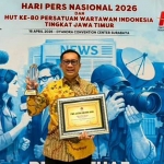Direktur Utama PT Jatim Grha Utama, Mirza Muttaqien, ketika menerima penghargaan dalam PWI Award 2026.