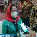Dr. Sri Untari Bisowarno, Ketua Umum Dekopin memberi keterangan kepada wartawan usai pembukaan Rakernas Dekopin di Hotel Surabaya Suite. foto: DIDI ROSADI/ BANGSAONLINE