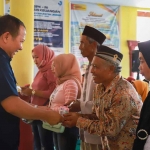 Bupati Jember, Hendy Siswanto, saat memberikan bantuan DBHCHT di Balai Desa Ajung, Kecamatan Kalisat.