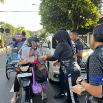 Pegawai Lapas Tuban saat memberikan bingkisan Jumat berkah. (Ist)