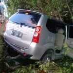 Mobil Avanza yang nyungsep ke pohon mangrove usai terlibat kecelakaan.
