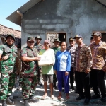 Ketua Tim Wasev/Paban Sahli Kasad Bid SDA dan LH, Kolonel Inf. Ujang Sudrajat, saat berkunjung ke lokasi pengerjaan TMMD ke-128 di Kabupaten Tuban tahun 2026.