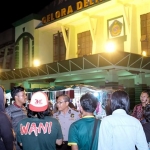 Kapolresta Sidoarjo Kombes Pol. Sumardji turun langsung melakukan cangkrukan bersama Bonek, serta menyampaikan imbauan kamtibmas kepada bonek di halaman Stadion Gelora Delta.