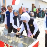 Gubernur Khofifah saat meresmikan 50 rumah relokasi korban tanah gerak di Blitar.