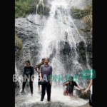 Kampung wisata air terjung Clangap mulai ramai.  Kondisi air terjun dengan derasnya air yang jernih jadi daya tarik. foto: BAMBANG DJ/ BANGSAONLINE