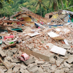 Puing-puing bangunan rumah warga di Pulau Bawean yang ambruk akibat dampak gempa bumi pada 22 Maret lalu.
