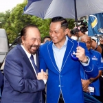 Ketua Umum NasDem Surya Paloh disambut oleh Ketua Umum Partai Demokrat Agus Harimurti Yudhoyono (AHY).