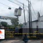 Petugas saat melakukan penertiban kabel optik yang semrawut