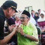 Wali Kota Malang HM Anton saat berdialog dengan warganya yang lansia.