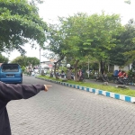 Korban begal di Sidoarjo saat menunjukkan lokasi kejadian.