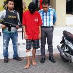 Tersangka beserta barang bukti didampingi Kasatreskrim Polrestabes Surabaya, AKBP Shinto Silitonga di Mapolrestabes. 