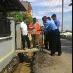 SIDAK: Pjs Dirut PDAM Delta Tirta  Sidoarjo H Nur Ahmad Syaifuddin mengecek pipa distribusi PDAM yang menghambat proyek jalan, di Desa Tambak Oso, Waru, Senin (8/8). foto: MUSTAIN/ BANGSAONLINE