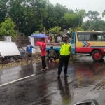 Mobil box baru berhasil dievakusi setelah petugas mendatangkan mobil derek.