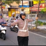 Anggota Satlantas Polres Madiun Kota mengatur lalu lintas di pagi hari