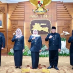 Gubernur Khofifah bersama 4 Pejabat Eselon II yang baru dilantik.