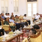 Menteri Pehubungan Ir. Budi Karya Sumadi, Menteri PUPR RI Ir. Mochamad Basoeki Hadimoeljono, M.Sc., Ph.D, dan Meneskab Dr. Ir. Pramono Anung Wibowo, M.M, saat mendengarkan paparan progres rencana pembangunan Bandara Kediri di Pendopo Kabupaten Kediri. foto: ist