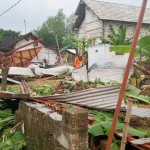 Rumah milik Munadi (62) warga Dusun Semutan, Desa Bulurejo, Kecamatan Rengel, Kabupaten Tuban yang ambruk dihempas angin kencang.